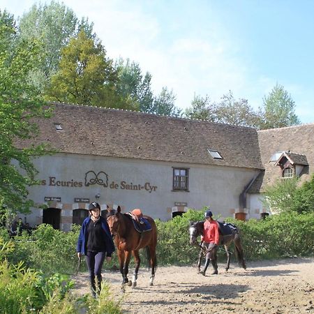 Gîte d'étape Ecuries de St Cyr La Ferté-Saint-Cyr Extérieur photo
